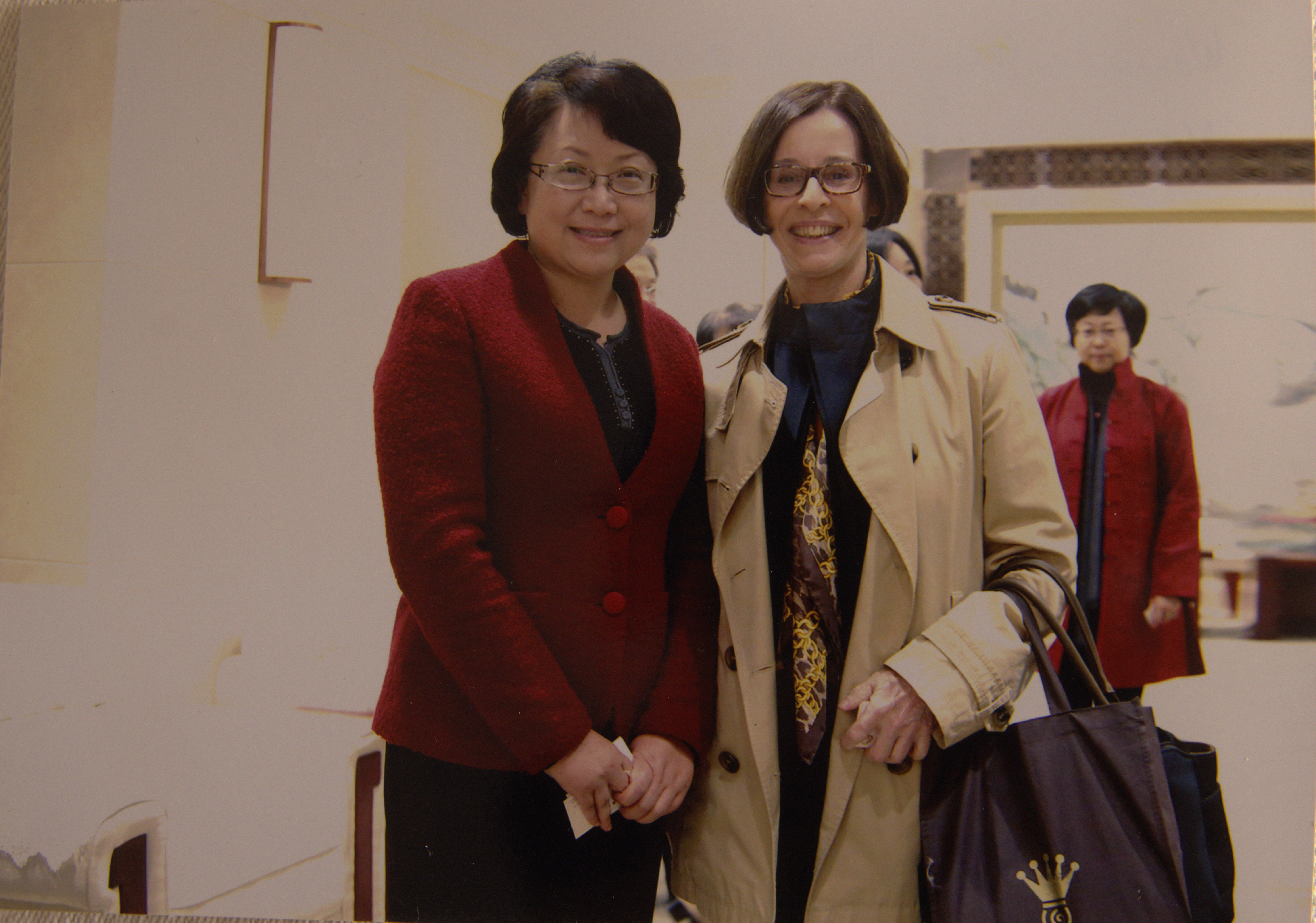Ana Candida Perez, então cônsul-geral em Xangai, posa para foto ao lado da vice-prefeita de Xangai, Zhao Wen, durante eventi para comemoração do 8 de Março na cidade.